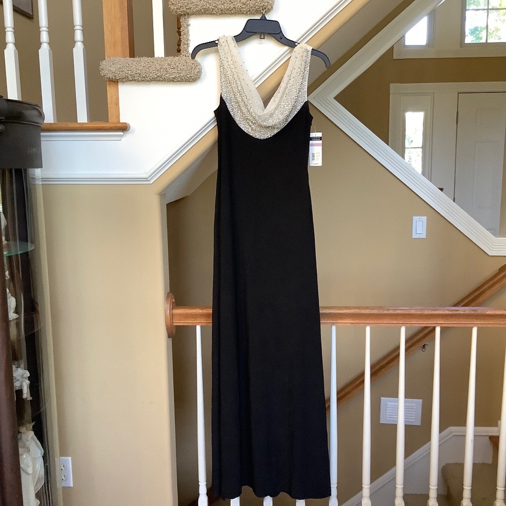 Cache Black / White Gown Size 6 NWT